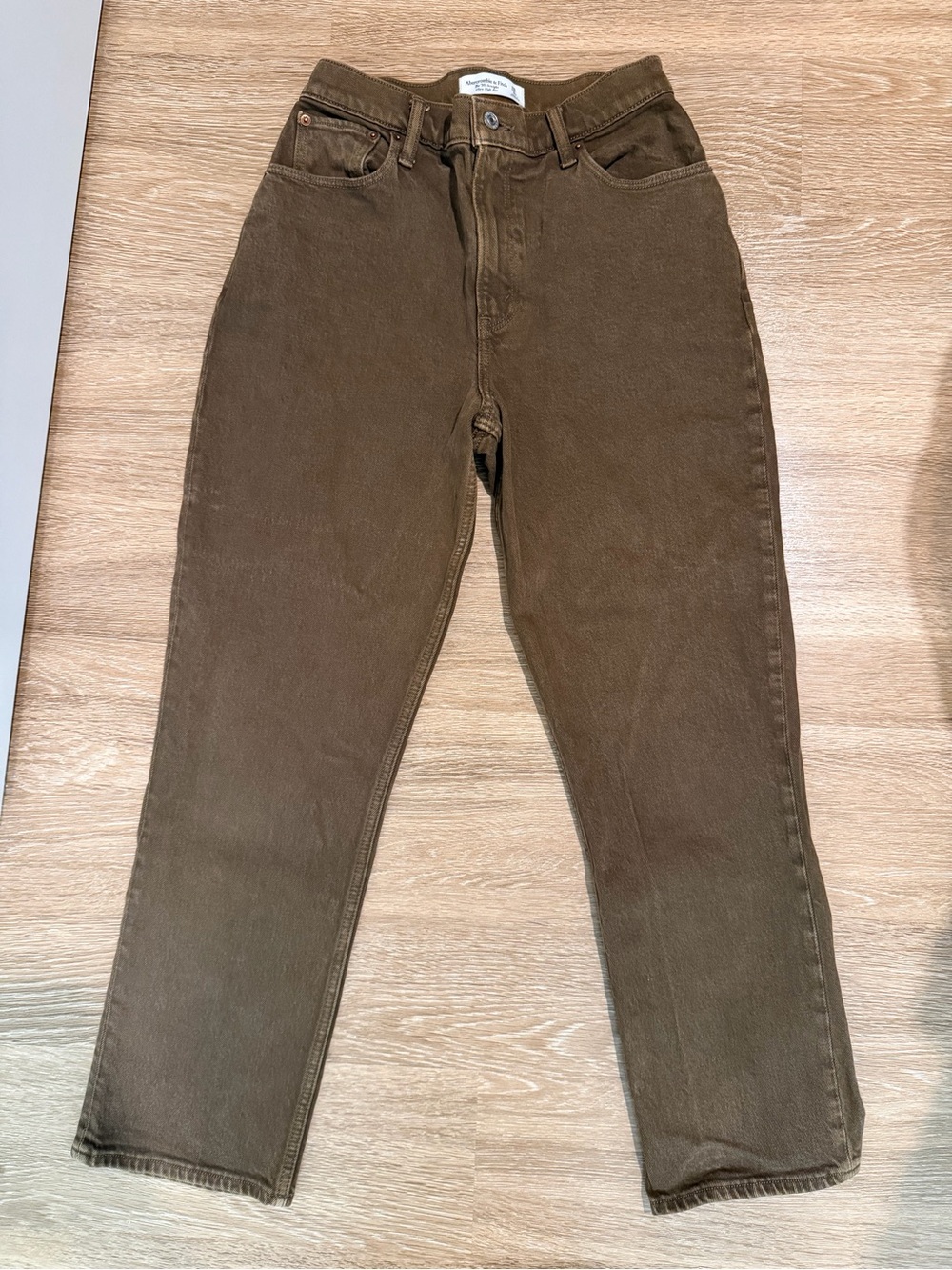 Abercrombie & Fitch Women’s The 90s Straight Ultra High Rise in Brown Jeans